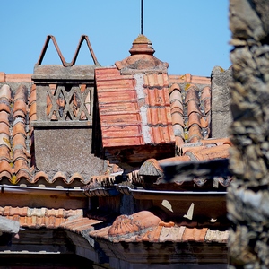 Eléments de toiture formant une structure particulière - France  - collection de photos clin d'oeil, catégorie rues